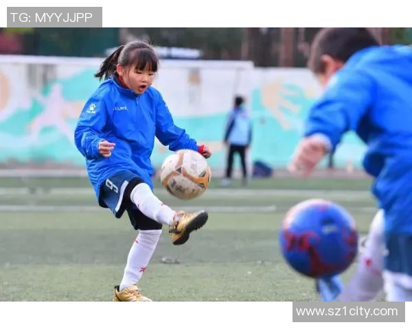 少年心中的足球梦想与明星球员的追逐之旅